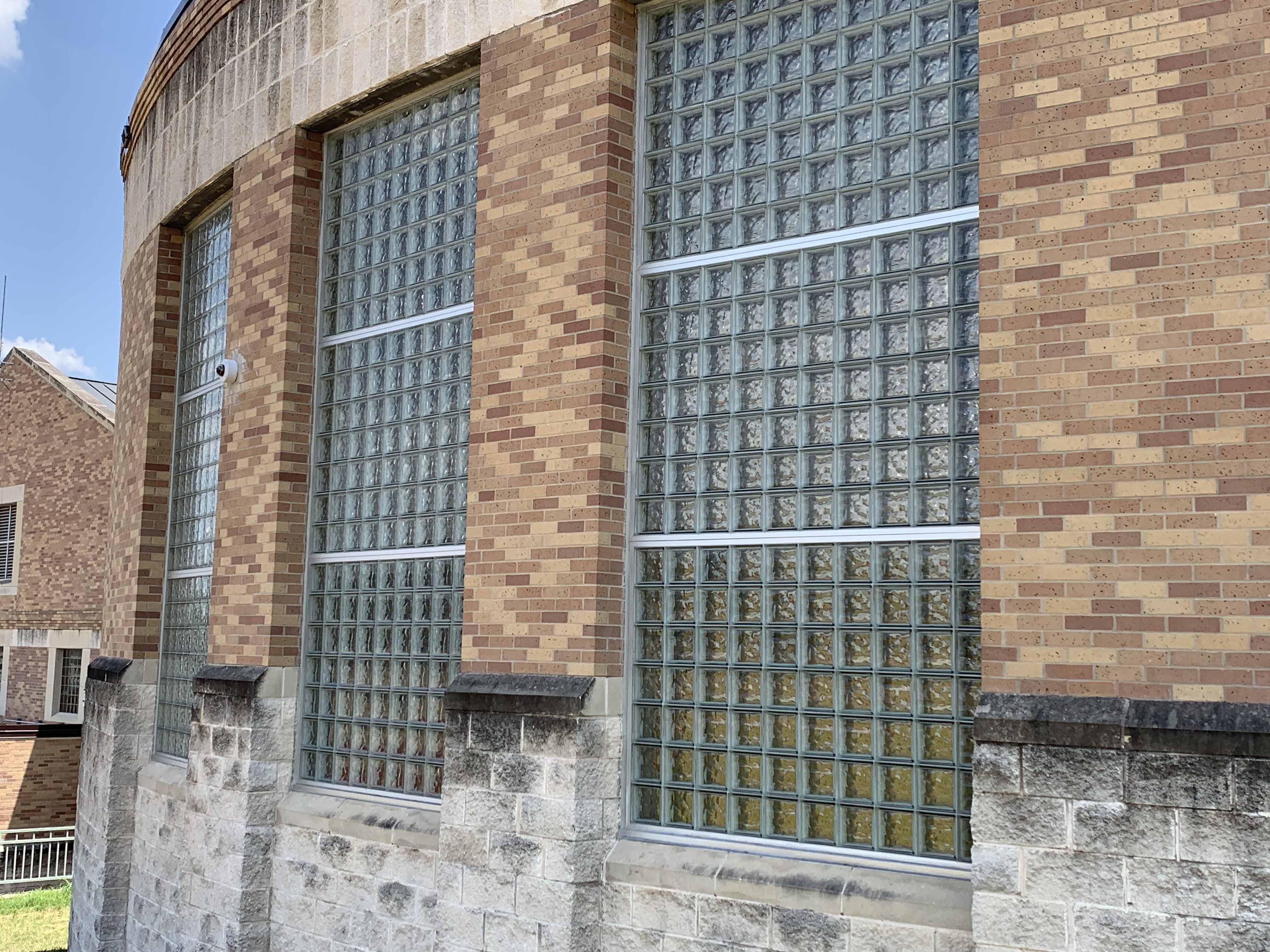 Motarless Glass Block Grid Walls